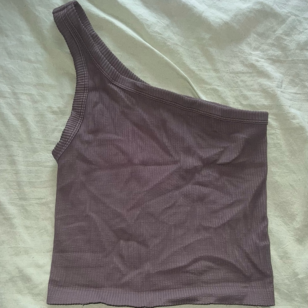 Nikibiki One-Shoulder Ribbed Crop Top in Plum